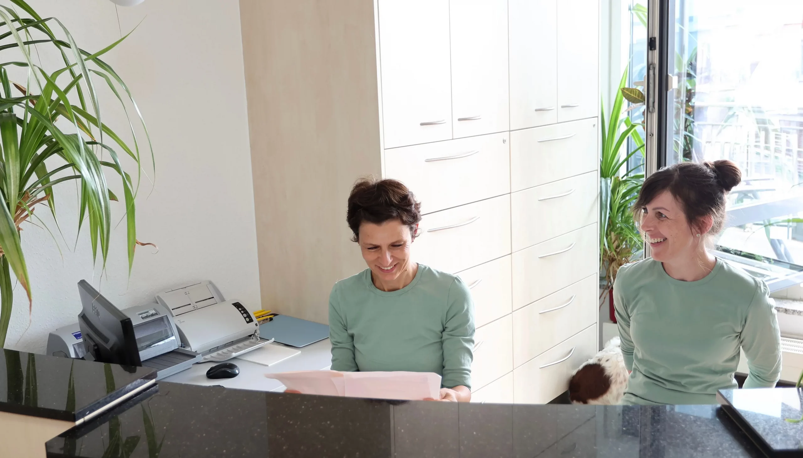 Alexander Bohne und seine Mitarbeiterinnen in der Arztpraxis