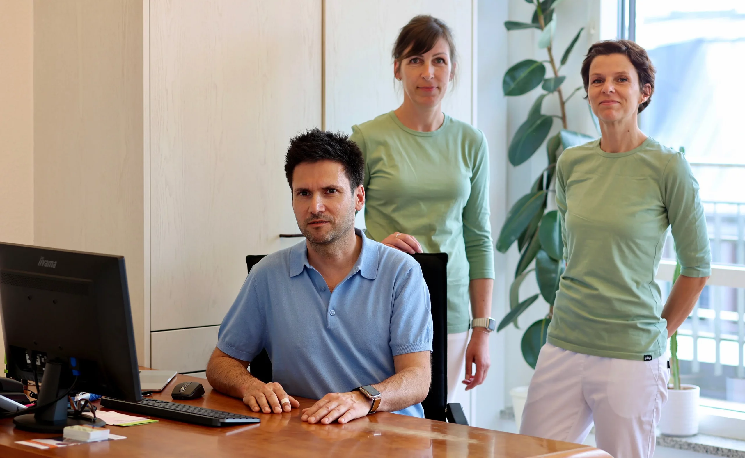 Facharzt Alexander Bohne mit seinen Mitarbeiterinnen